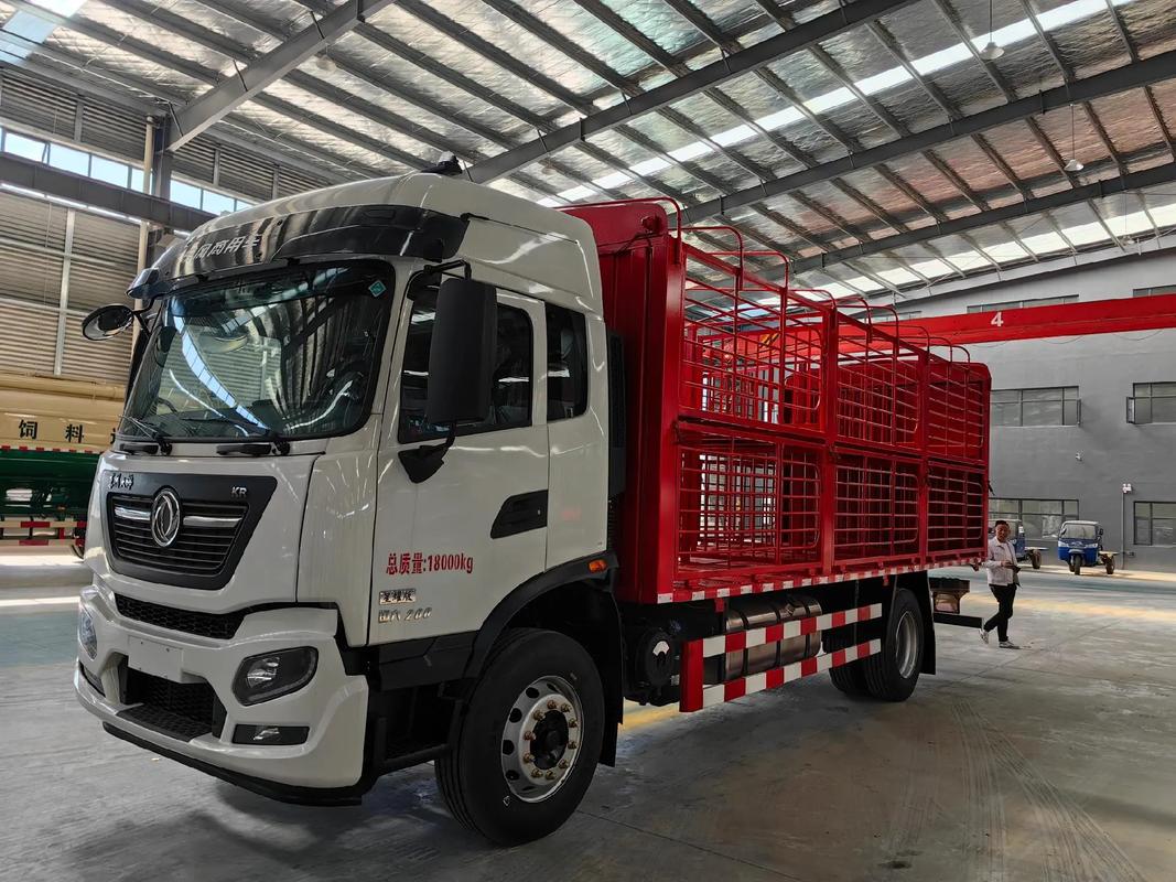 仓栏拉猪车#苍兰拉羊车#苍兰拉牛车#散装饲料车.#畜禽运输车